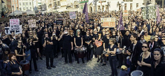 Μαύρη Διαμαρτυρία στην Πολωνία: «Δικό μου το σώμα-Δική μου η απόφαση»