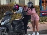 Deux filles essayent de démarrer un scooter