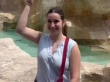 Une fille se fait refuser un voeu par la fontaine