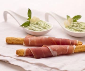 Grissini al pomodoro con prosciutto e crema di ricotta