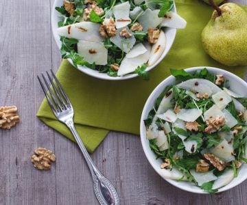 Insalata di rucola, pere, grana e noci