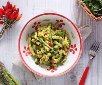 Pasta con pesto di rucola e asparagi