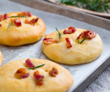 Focaccine al rosmarino e guanciale