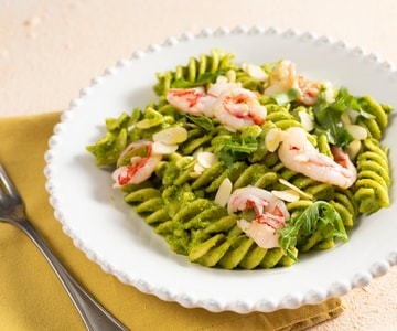 Pasta con pesto di rucola e gamberi