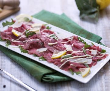 Carpaccio di manzo con rucola e grana