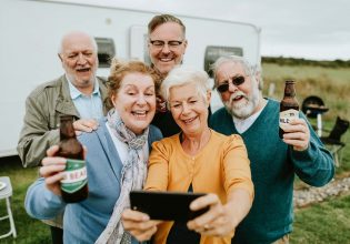 Baby boomers: Γιατί είναι η νέα «προβληματική» γενιά;