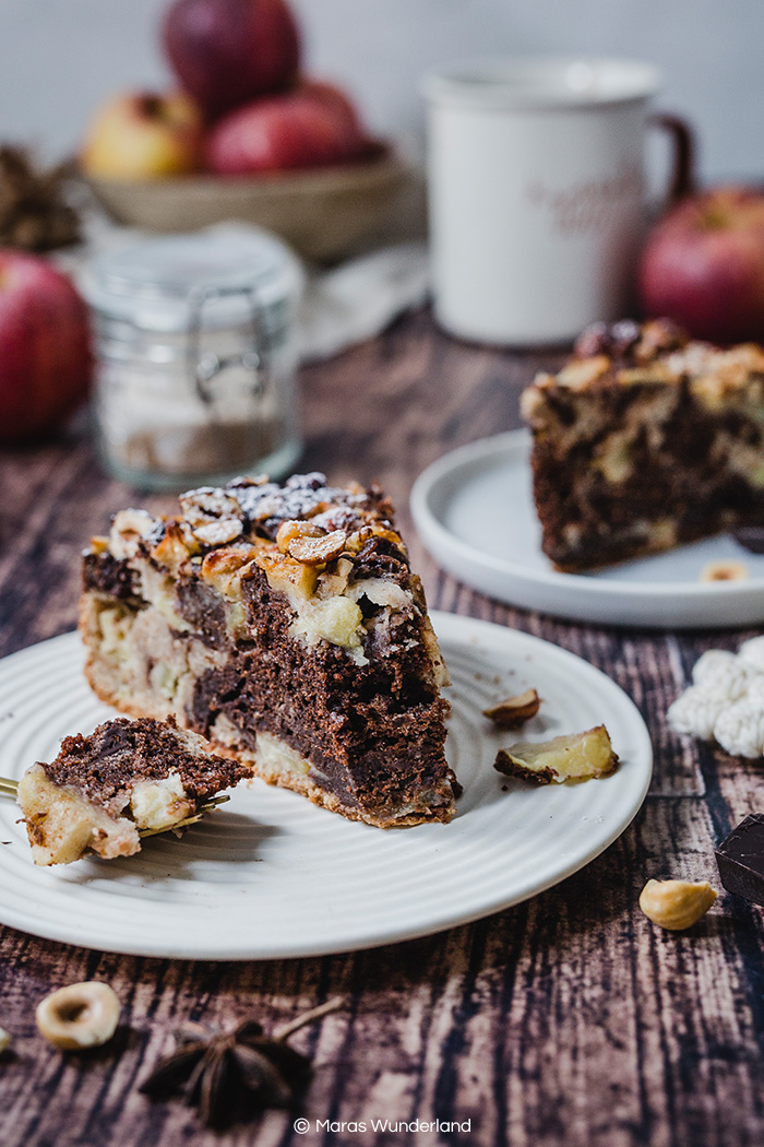 Dieser weihnachtliche Apfel-Marmorkuchen mit Zimt und Haselnüssen ist einfach und schnell gemacht. • Maras Wunderland