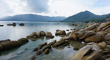 Spiaggia di sassi a Koh Samui.