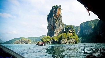 Mare e rocce viste da un'imbarcazione a Koh Samui.