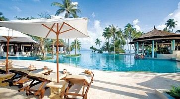 Sdraio a bordo piscina, al Melati Beach Resort di Koh Samui.