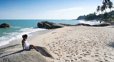 Una ragazza si rilassa sulla spiaggia Lamai Beach.