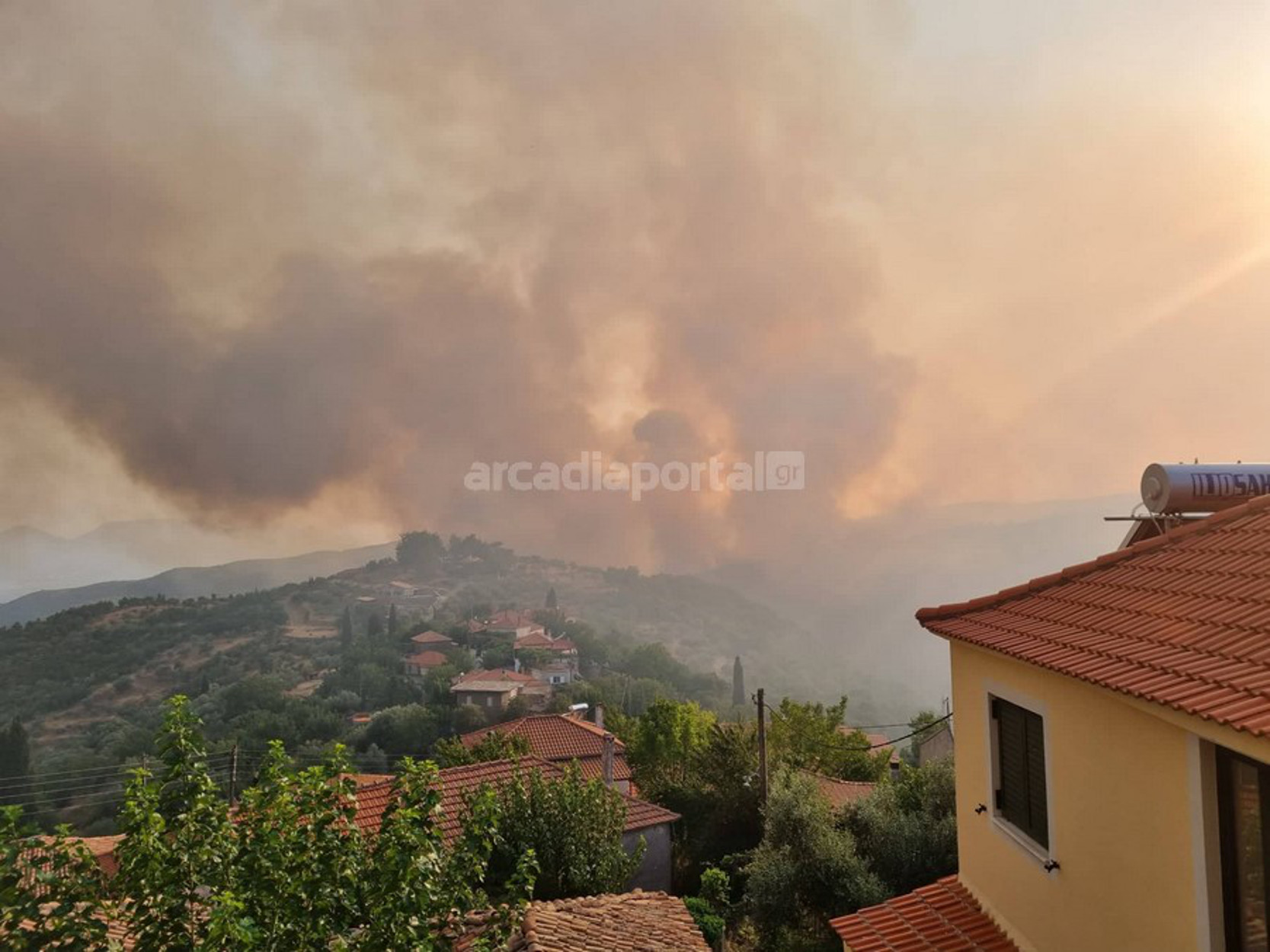 Μεγάλη φωτιά πλέον και στην Αρκαδία! Εκκενώσεις χωριών – Πληροφορίες για εγκλωβισμούς