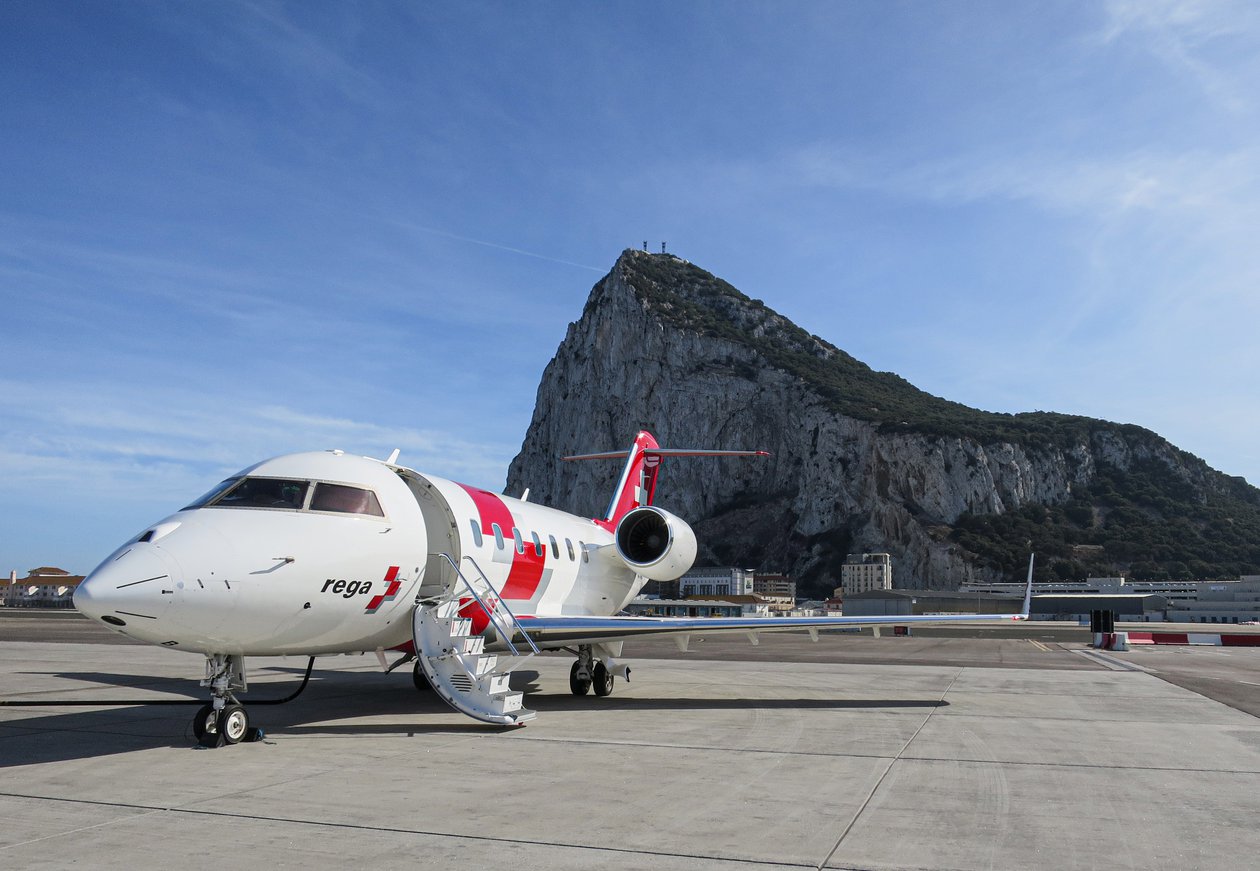 Rega-Ambulanzjet am Flughafen