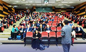 Fotografía de un auditorio con varios asistentes desde la perspectiva del conferencista