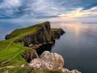 Morze Szkockie, Wybrzeże, Klif, Skały, Wyspa Skye, Latarnia morska, Neist Point Lighthouse, Chmury, Półwysep Duirinish, Szkocja