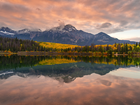 Kanada, Prowincja Alberta, Park Narodowy Jasper, Jezioro, Patricia Lake, Jesień, Góry, Drzewa, Odbicie