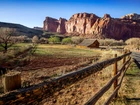 Czerwone, Skały, Stodoła Gifford, Droga, Ogrodzenie, Pola, Drzewa, Park Narodowy Capitol Reef, Utah, Stany Zjednoczone