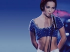 Alizee, niebieski top, mikrofon