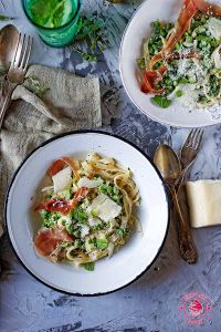 proste spaghetti z zielonym groszkiem i parmezanem