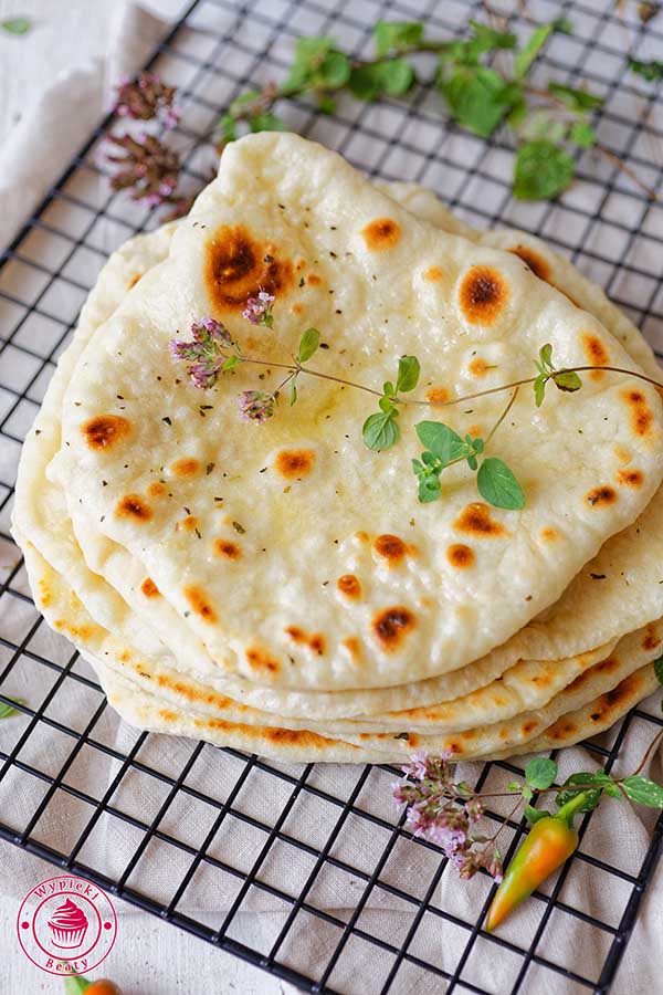 drożdżowe chlebki naan